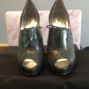 Gorgeous Report Signature peep toes